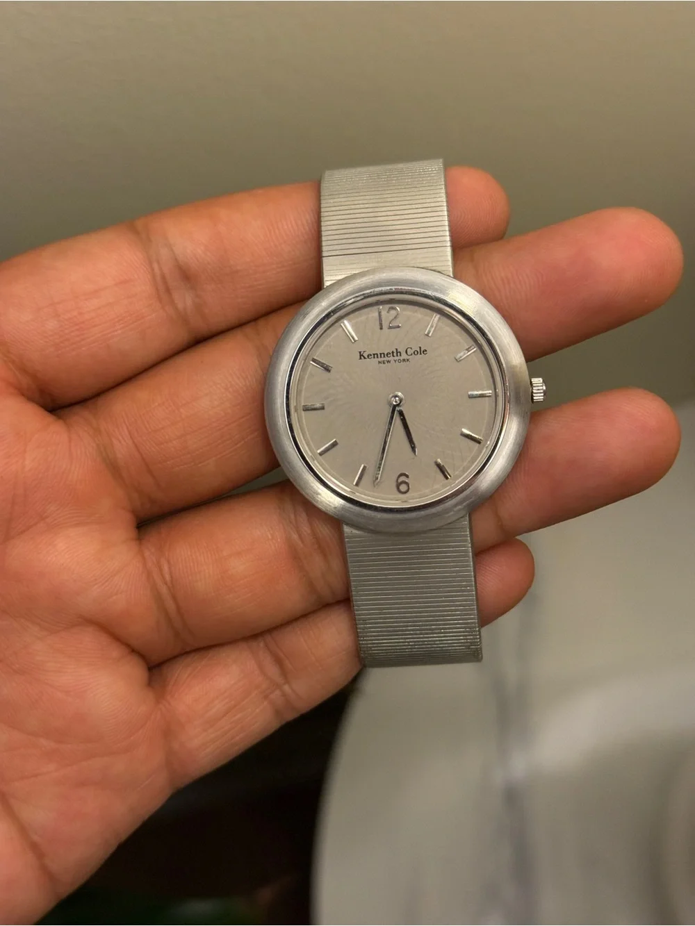Kenneth Cole mens Silver slim mesh bracelet  Round slim Watch
